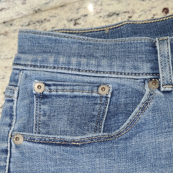 Levi's Blue Jean Denim Classic Shorts Mid Length 6.5" inseam Women's Size 28 EUC - Picture 4 of 11
